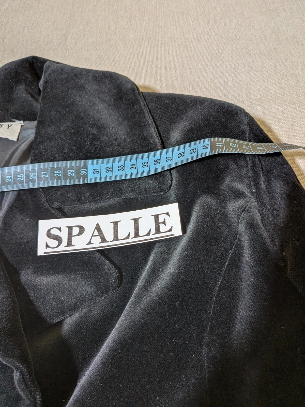 Estasy FIRENZE black double-breasted coat in soft velvet with contrast buttons and pockets.