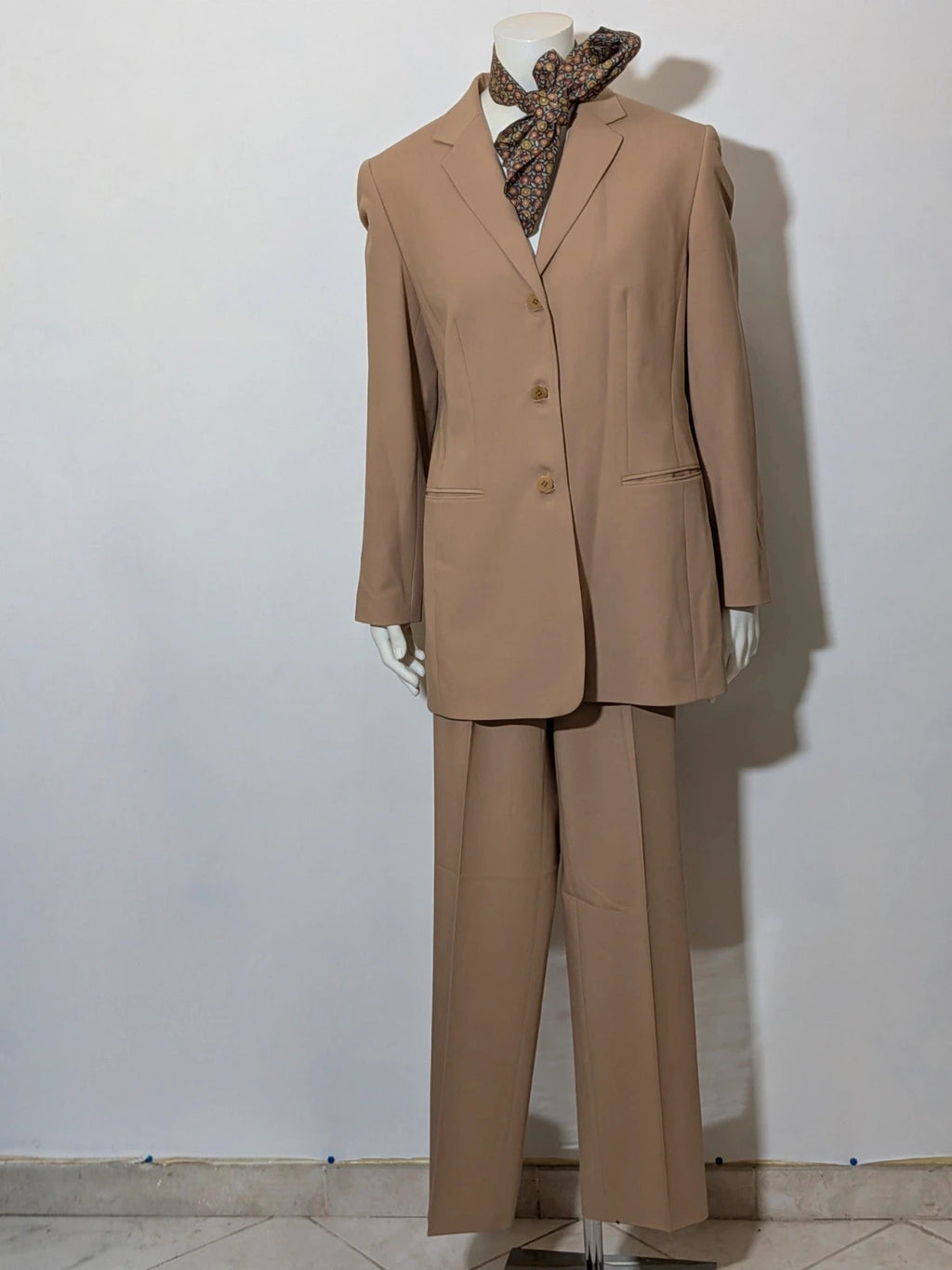 Gerry Weber beige suit jacket with three buttons and tailored fit, premium wool blend.