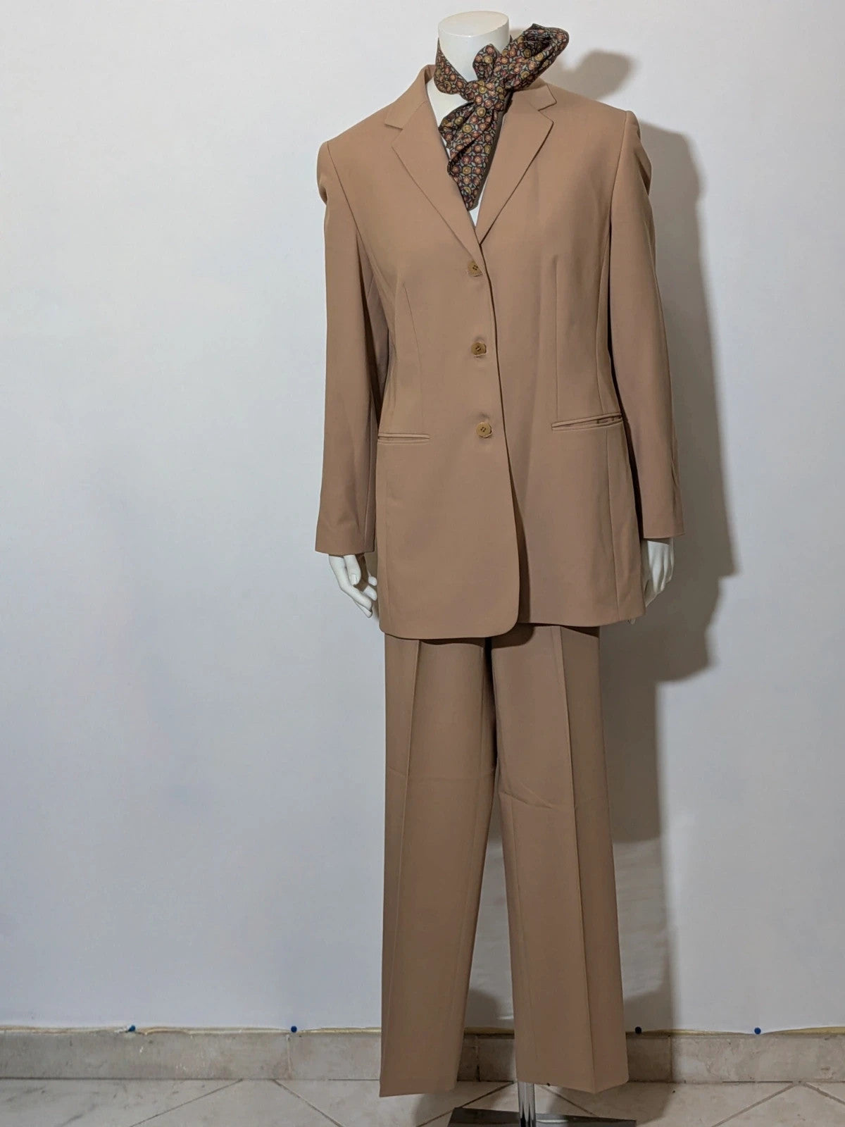 Gerry Weber beige suit jacket with three buttons and tailored fit, premium wool blend.