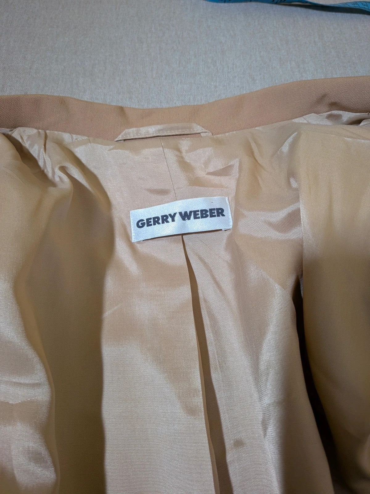 Gerry Weber beige suit jacket with three buttons and tailored fit, premium wool blend.