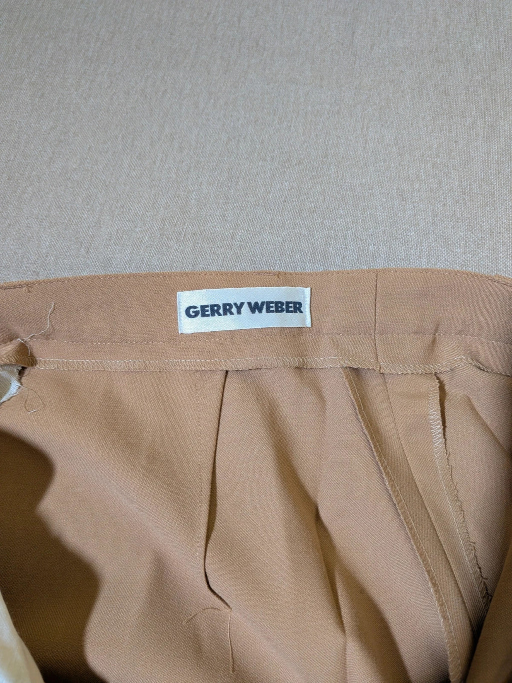 Gerry Weber beige suit jacket with three buttons and tailored fit, premium wool blend.