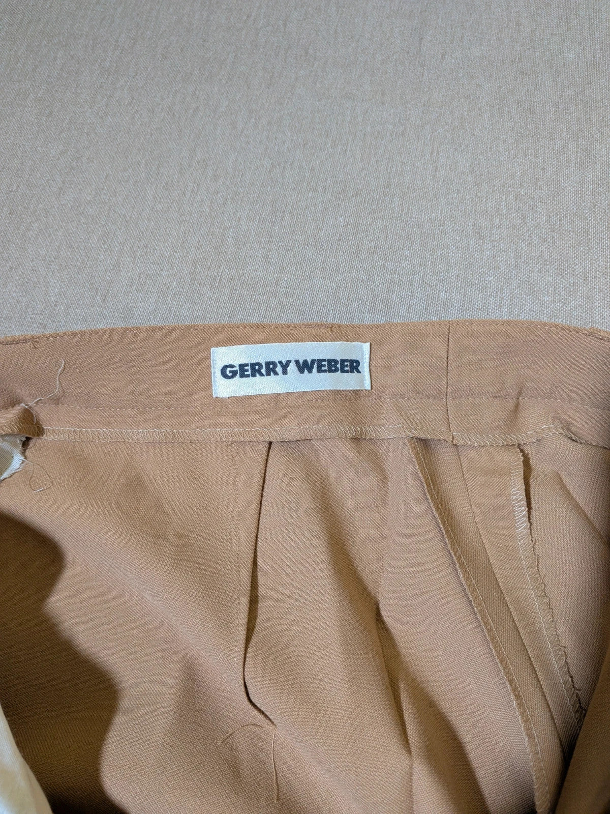 Gerry Weber beige suit jacket with three buttons and tailored fit, premium wool blend.
