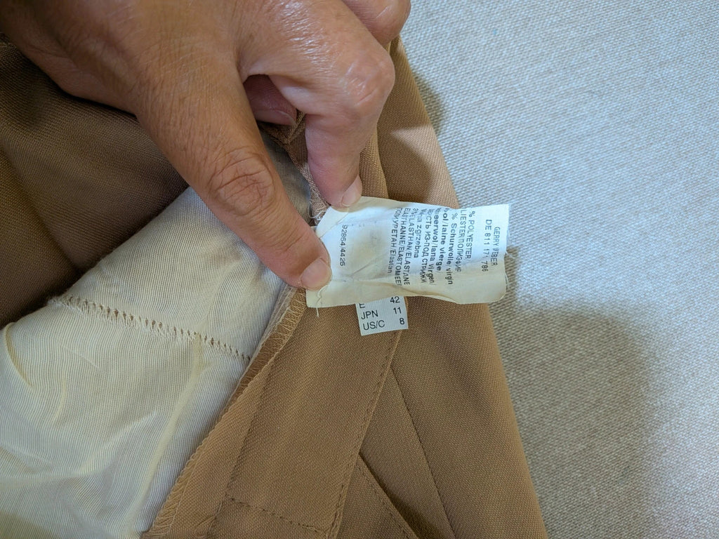 Gerry Weber beige suit jacket with three buttons and tailored fit, premium wool blend.