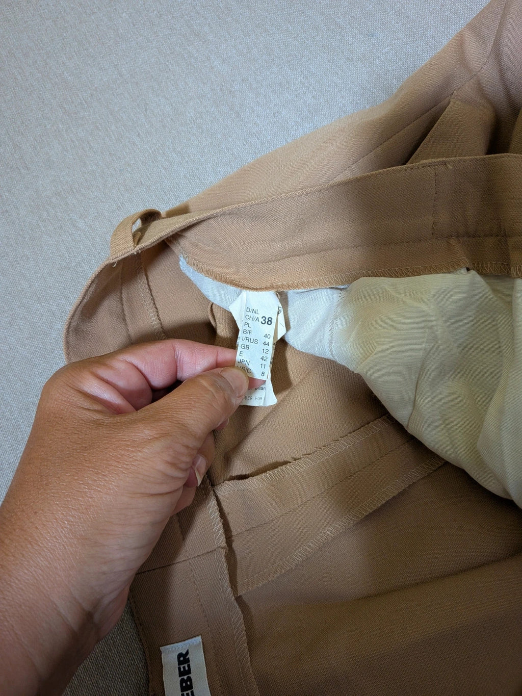 Gerry Weber beige suit jacket with three buttons and tailored fit, premium wool blend.