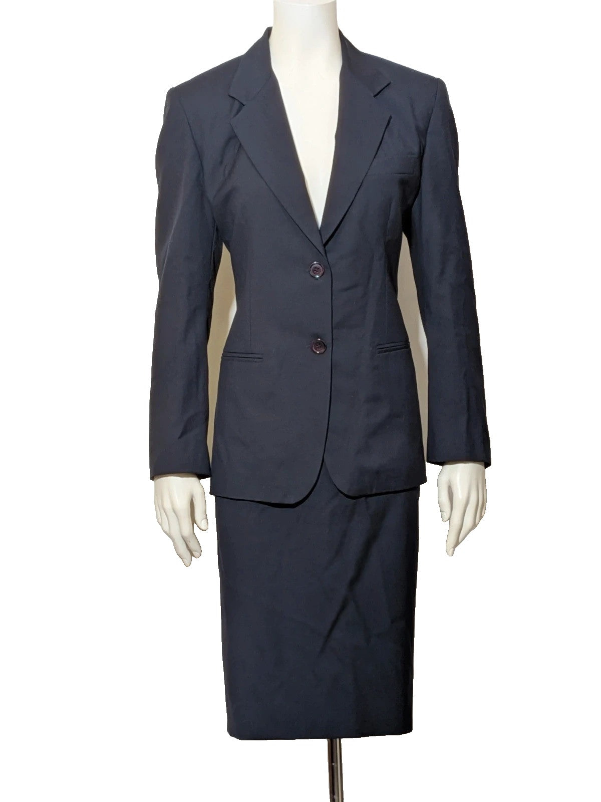 Made in Italy navy blazer suit with structured design and Pura Lana Vergine quality label.