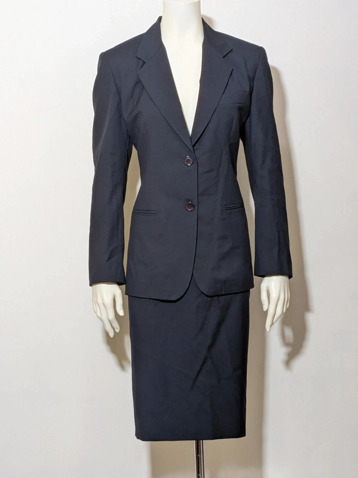 Made in Italy navy blazer suit with structured design and Pura Lana Vergine quality label.