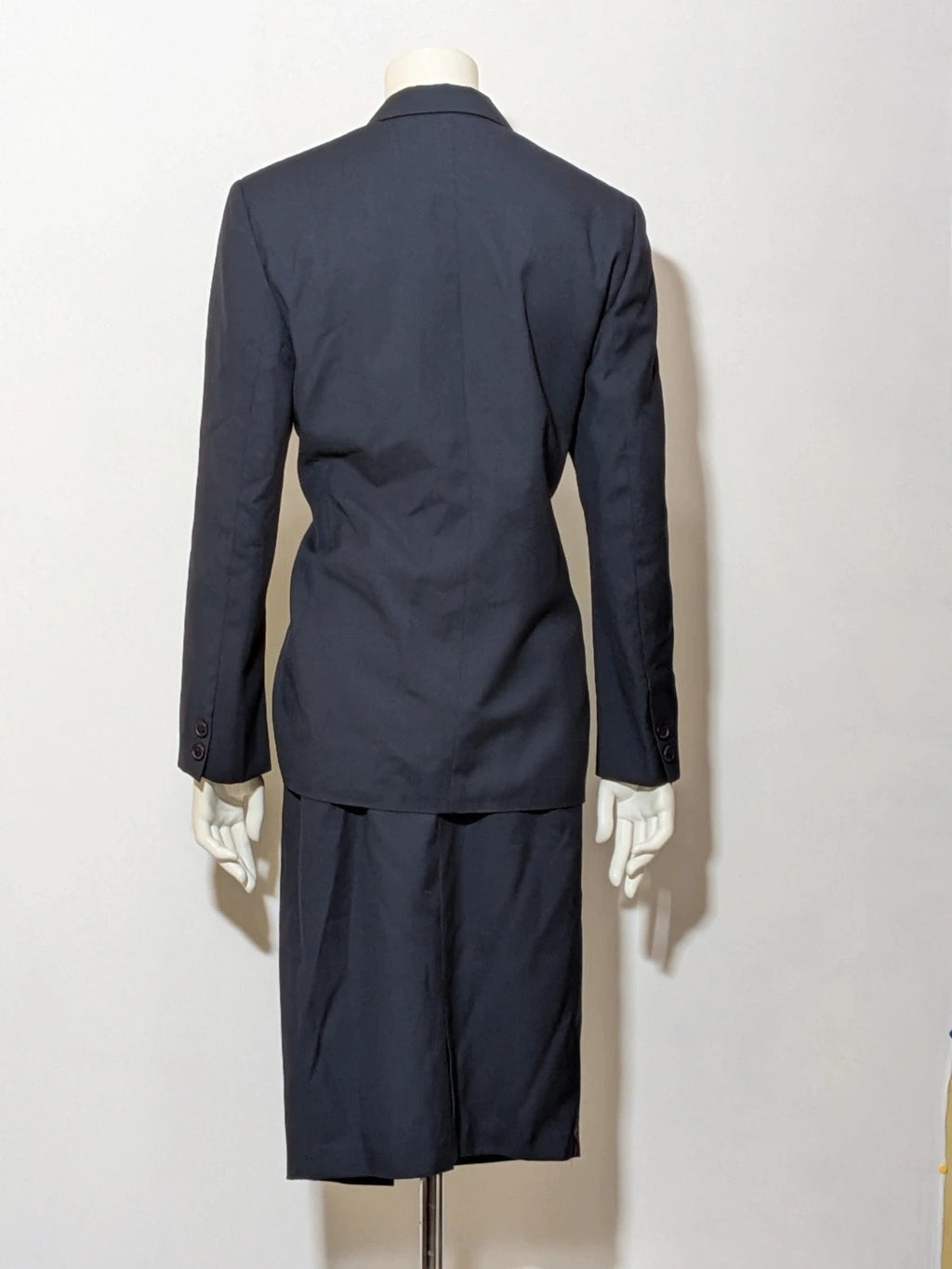 Made in Italy navy blazer suit with structured design and Pura Lana Vergine quality label.