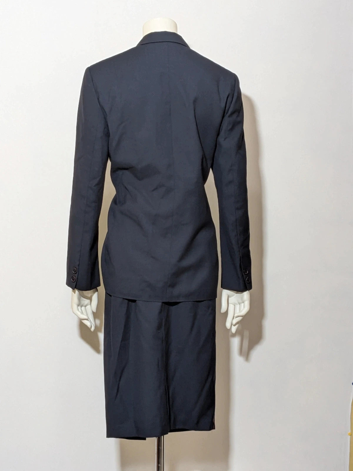 Made in Italy navy blazer suit with structured design and Pura Lana Vergine quality label.