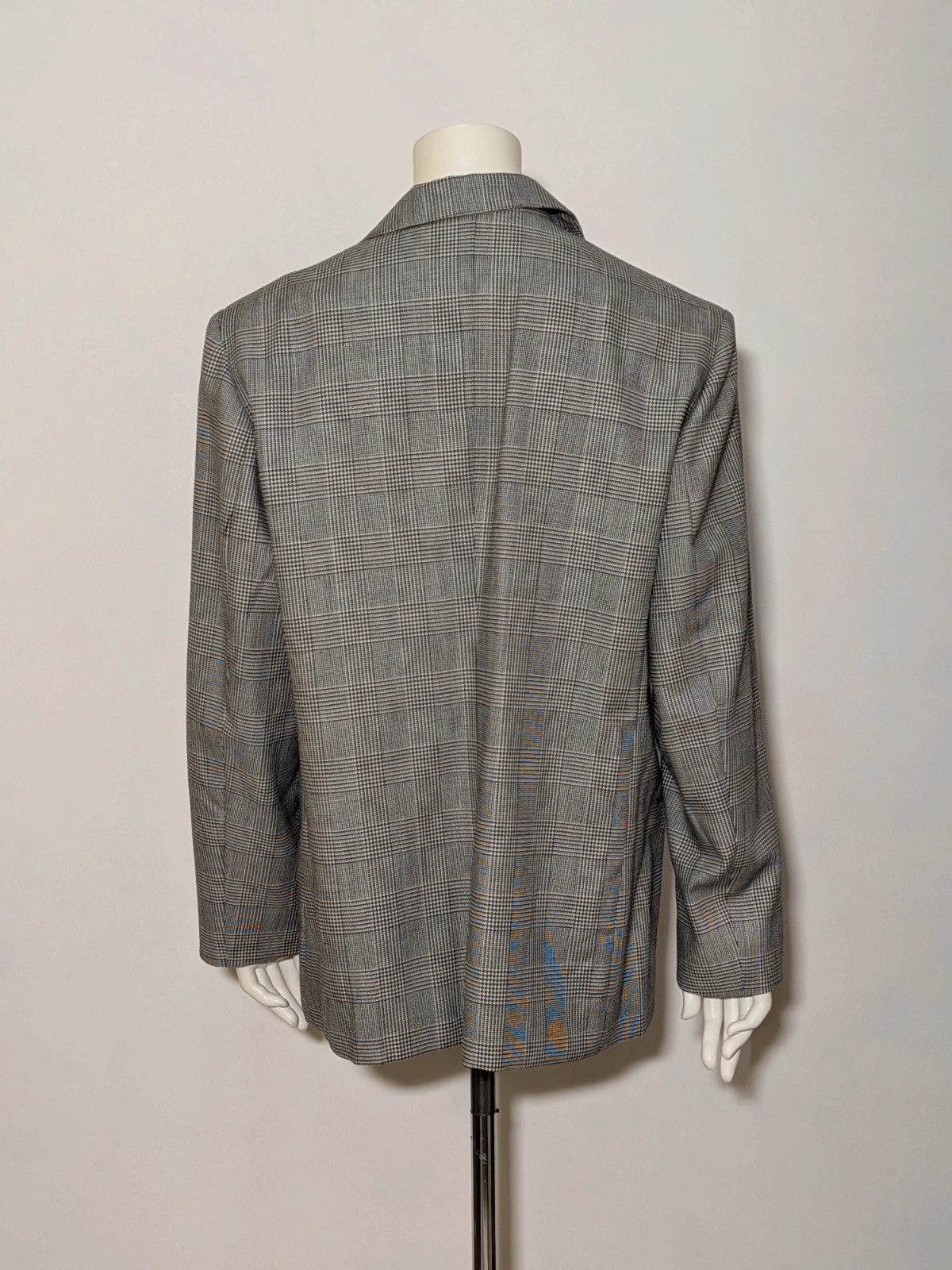 Pura Lana Vergine black and grey blazer, Prince of Wales pattern, structured shoulders, two-button closure.