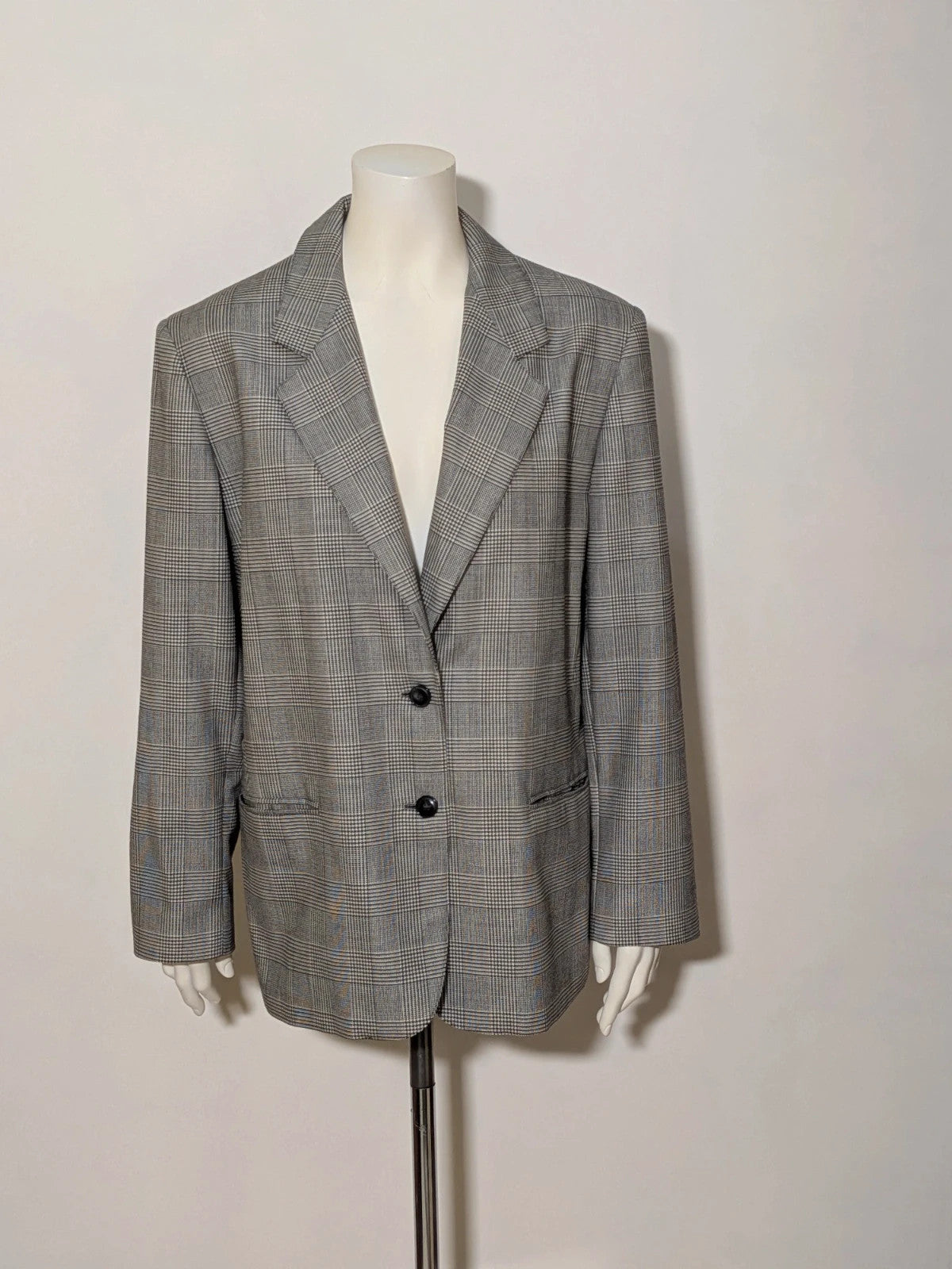 Pura Lana Vergine black and grey blazer, Prince of Wales pattern, structured shoulders, two-button closure.