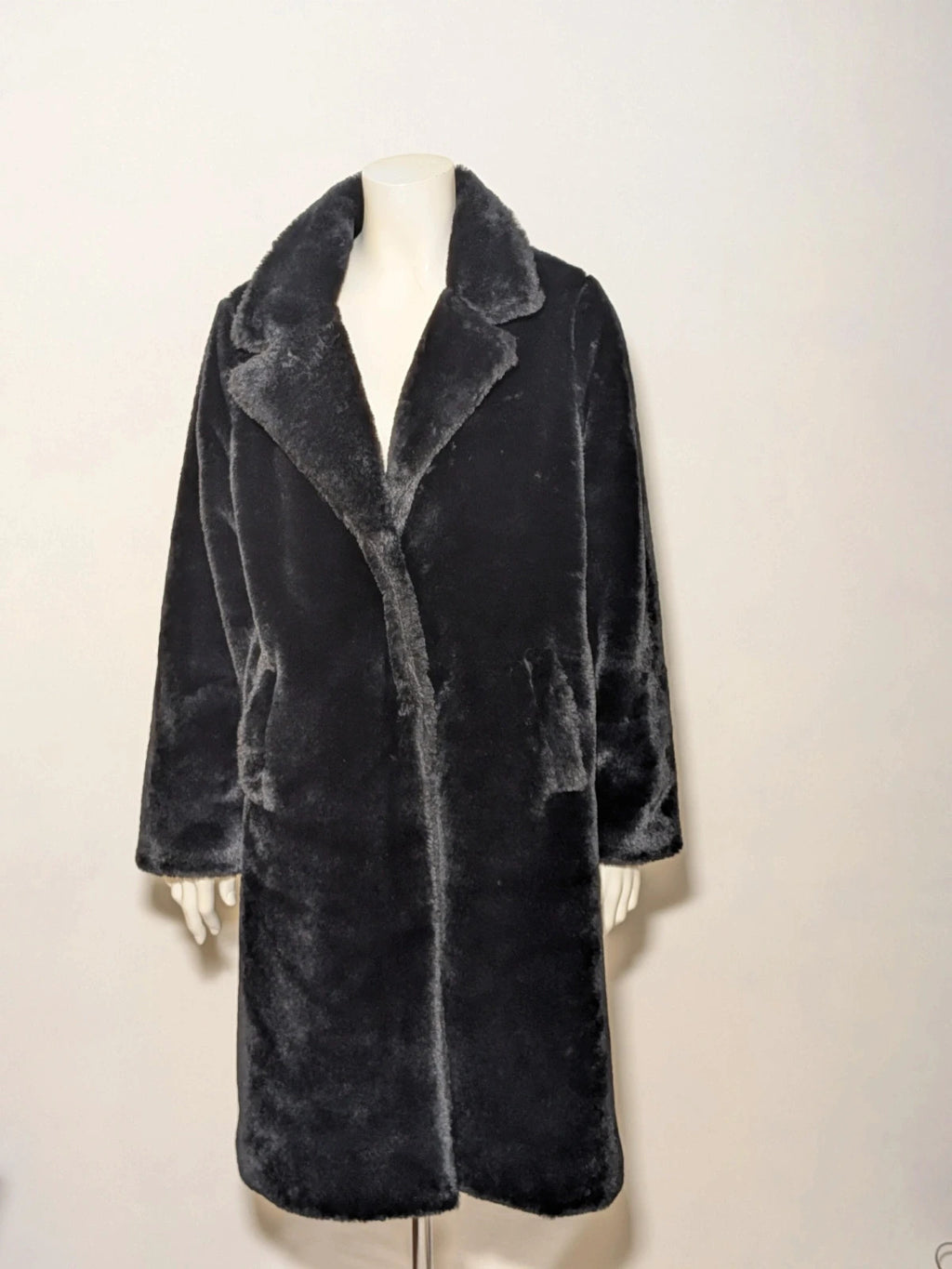 Zuiki black teddy coat with wide lapel, side pockets, and soft faux fur material.