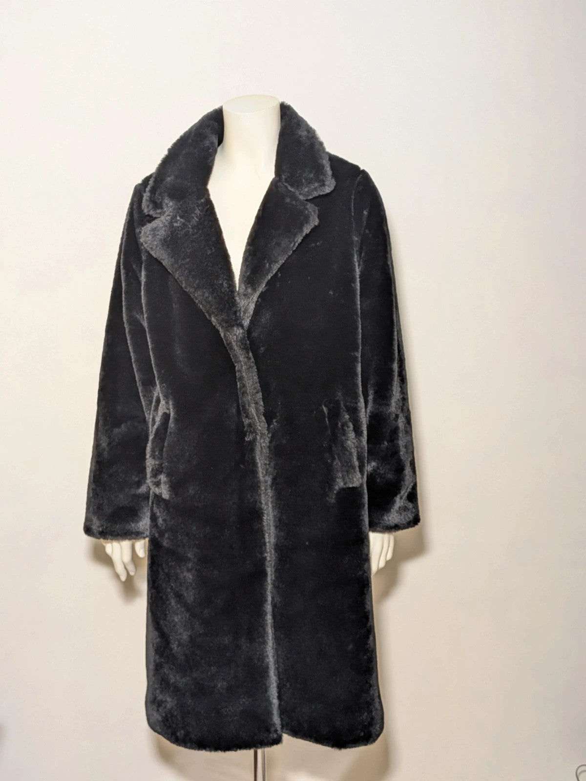 Zuiki black teddy coat with wide lapel, side pockets, and soft faux fur material.