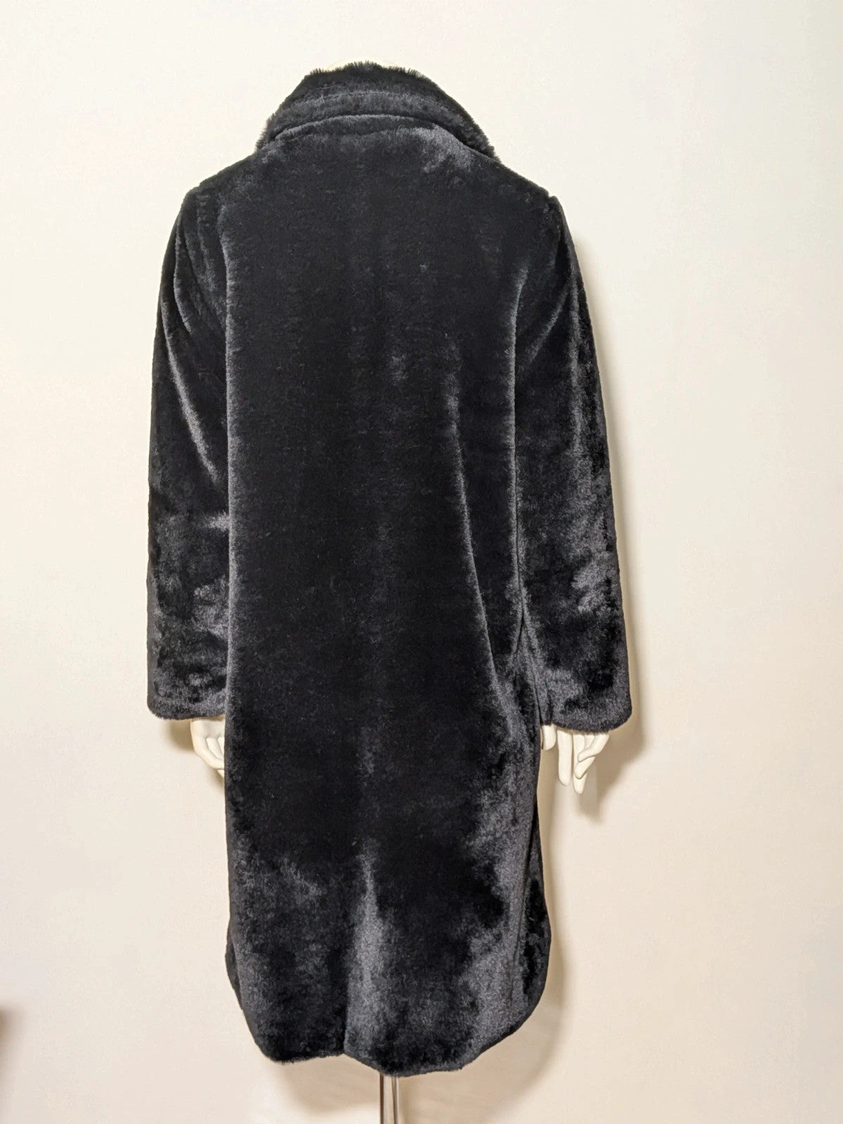 Zuiki black teddy coat with wide lapel, side pockets, and soft faux fur material.