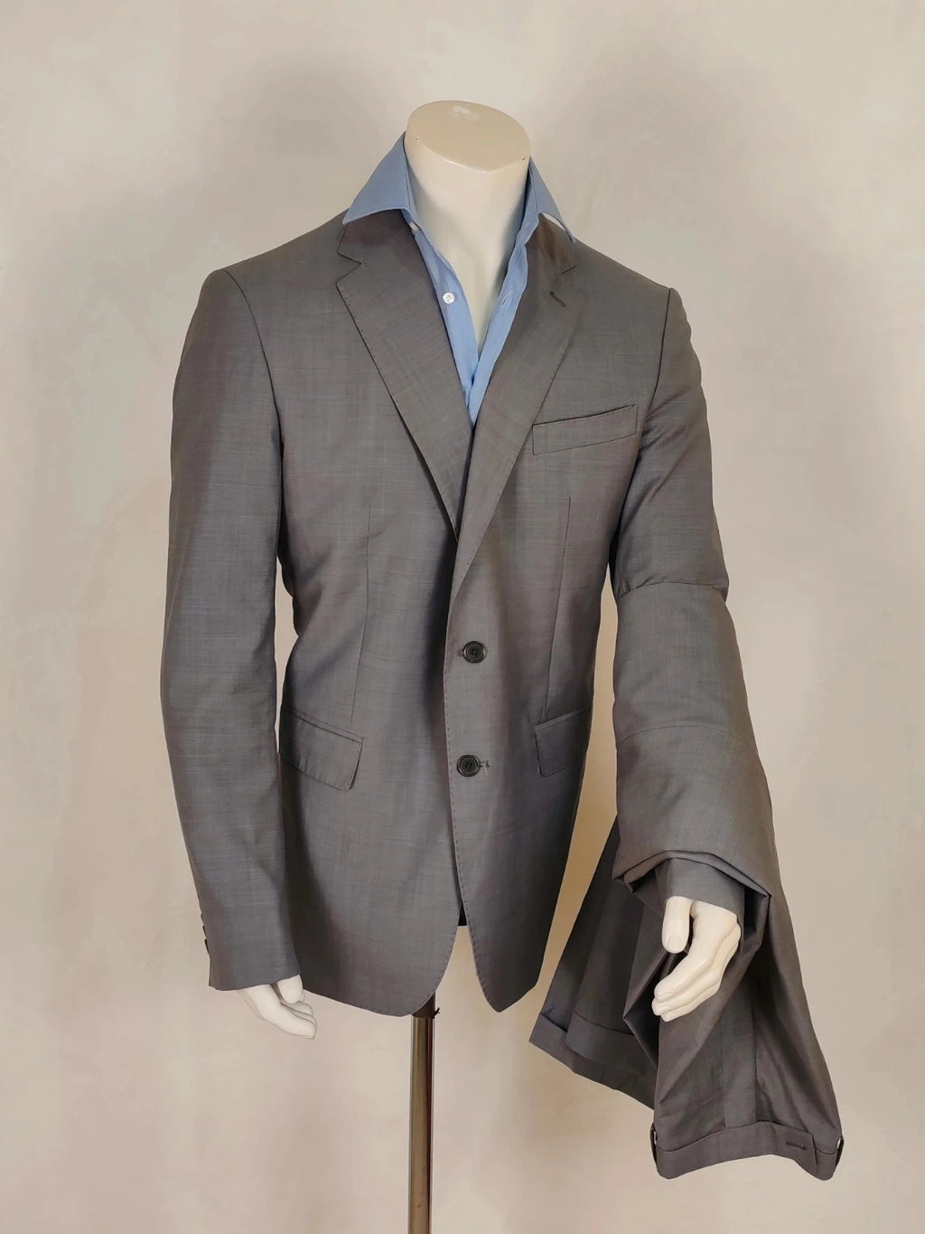 Enrico Coveri grey tailored suit with structured jacket, classic lapels, and micro-pattern.