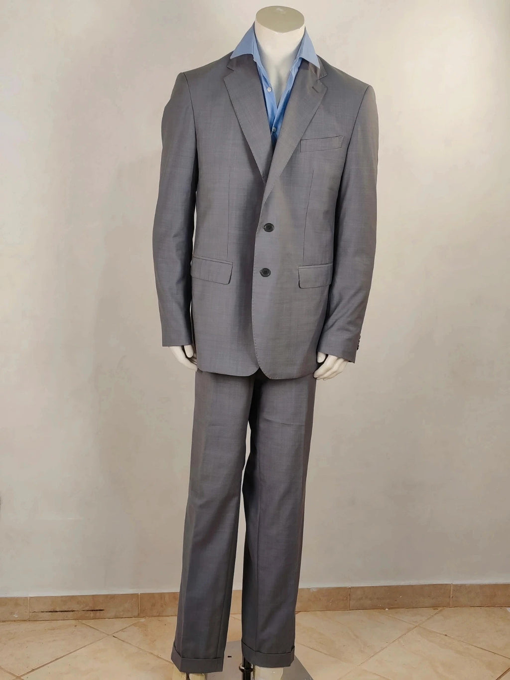 Enrico Coveri grey tailored suit with structured jacket, classic lapels, and micro-pattern.