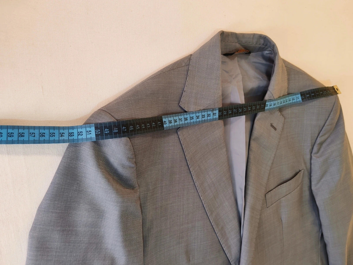 Enrico Coveri grey tailored suit with structured jacket, classic lapels, and micro-pattern.