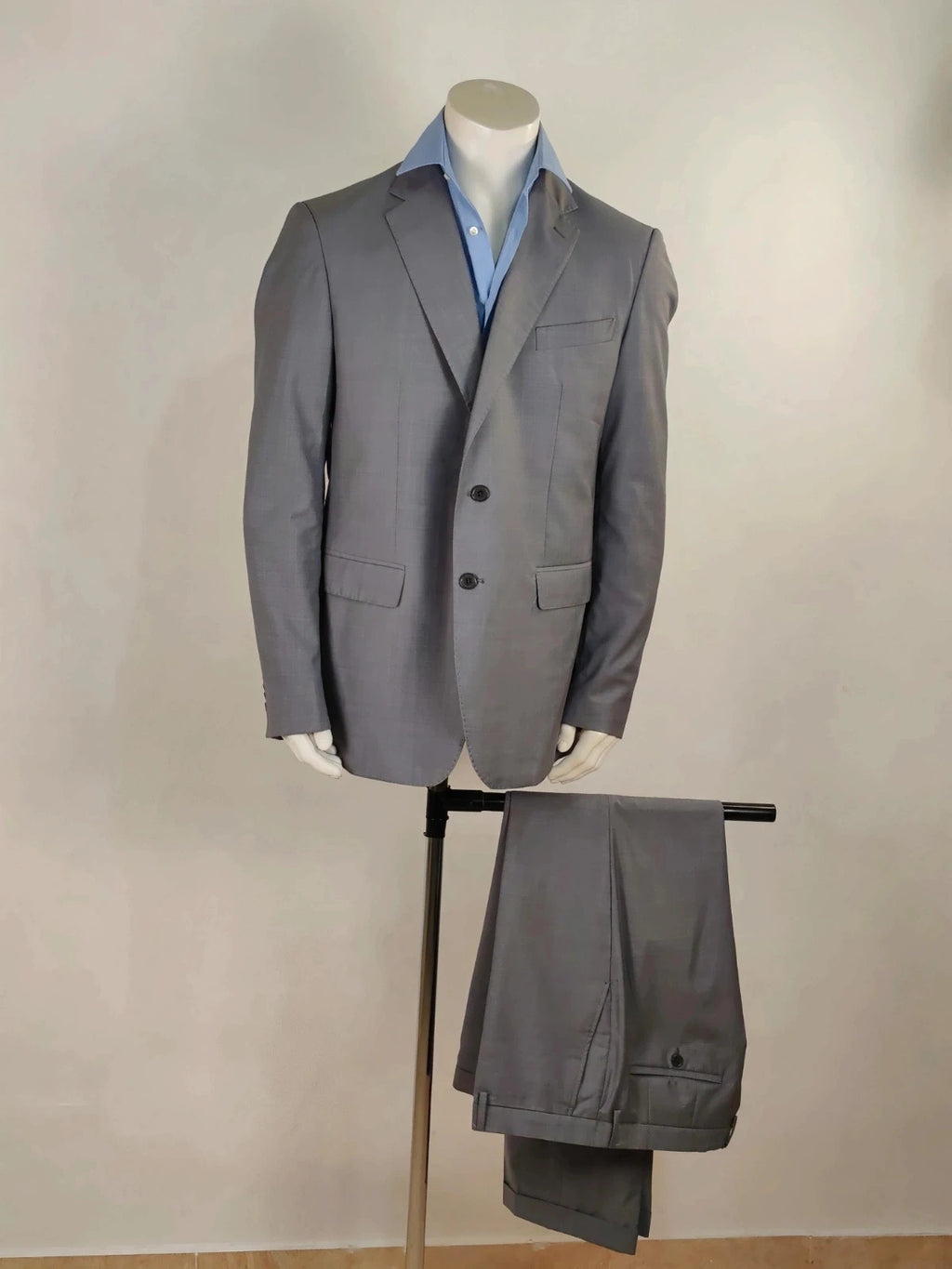Enrico Coveri grey tailored suit with structured jacket, classic lapels, and micro-pattern.