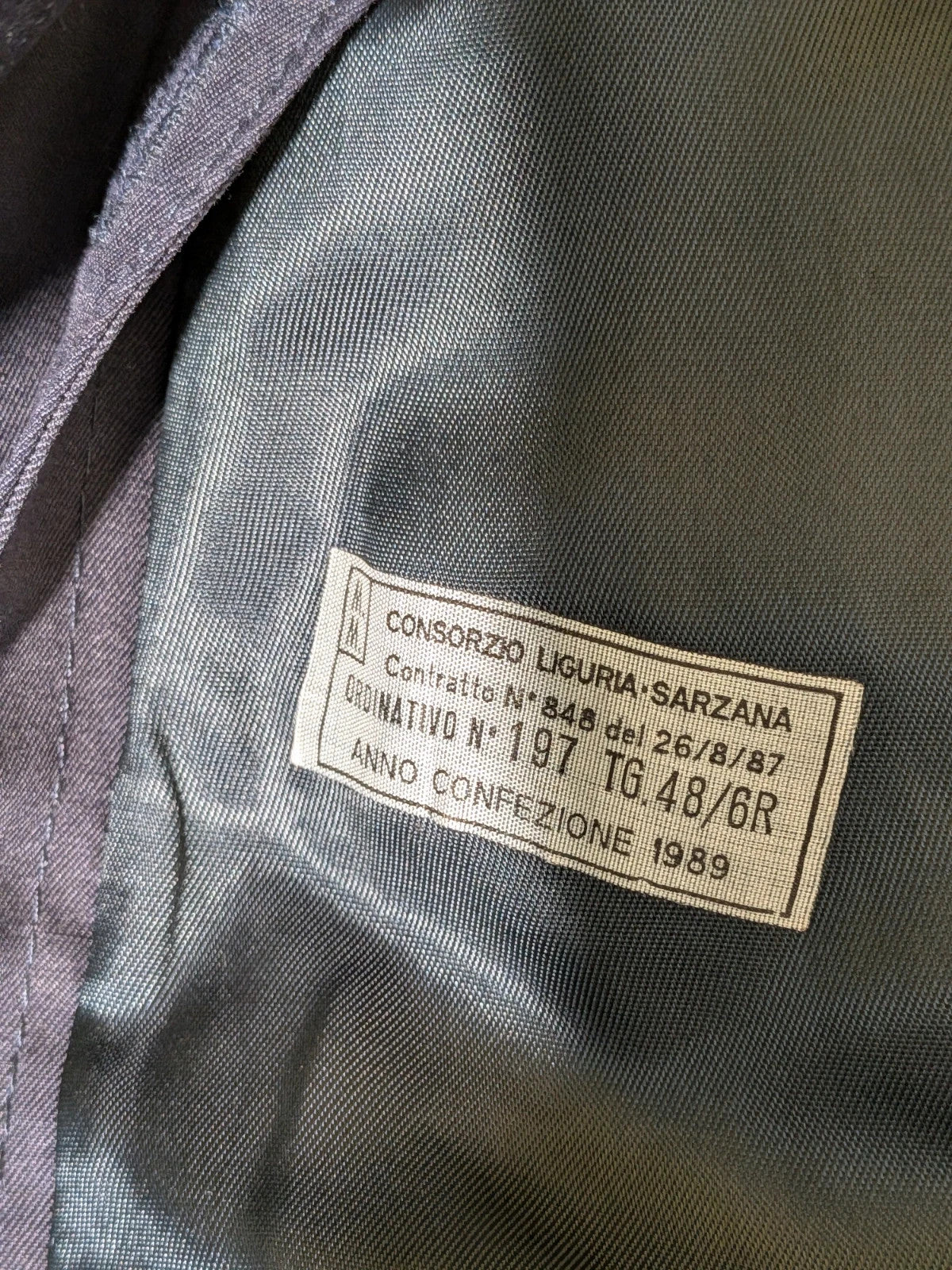 Trench navy jacket vintage 1989 military style double-breasted with epaulettes and large lapels.