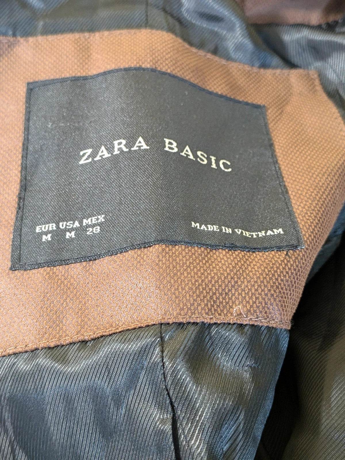 Zara Basic brown pants with flared cut, quilted jacket, gold zipper details.