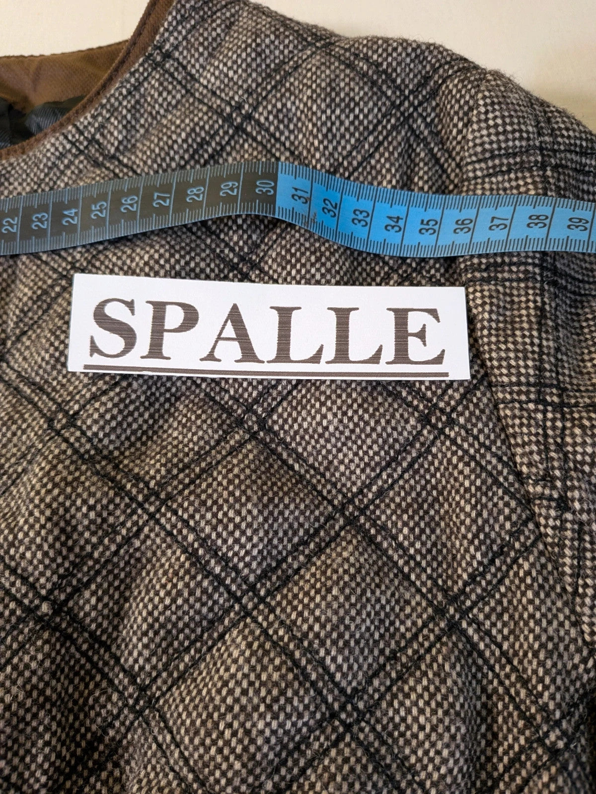 Zara Basic brown pants with flared cut, quilted jacket, gold zipper details.