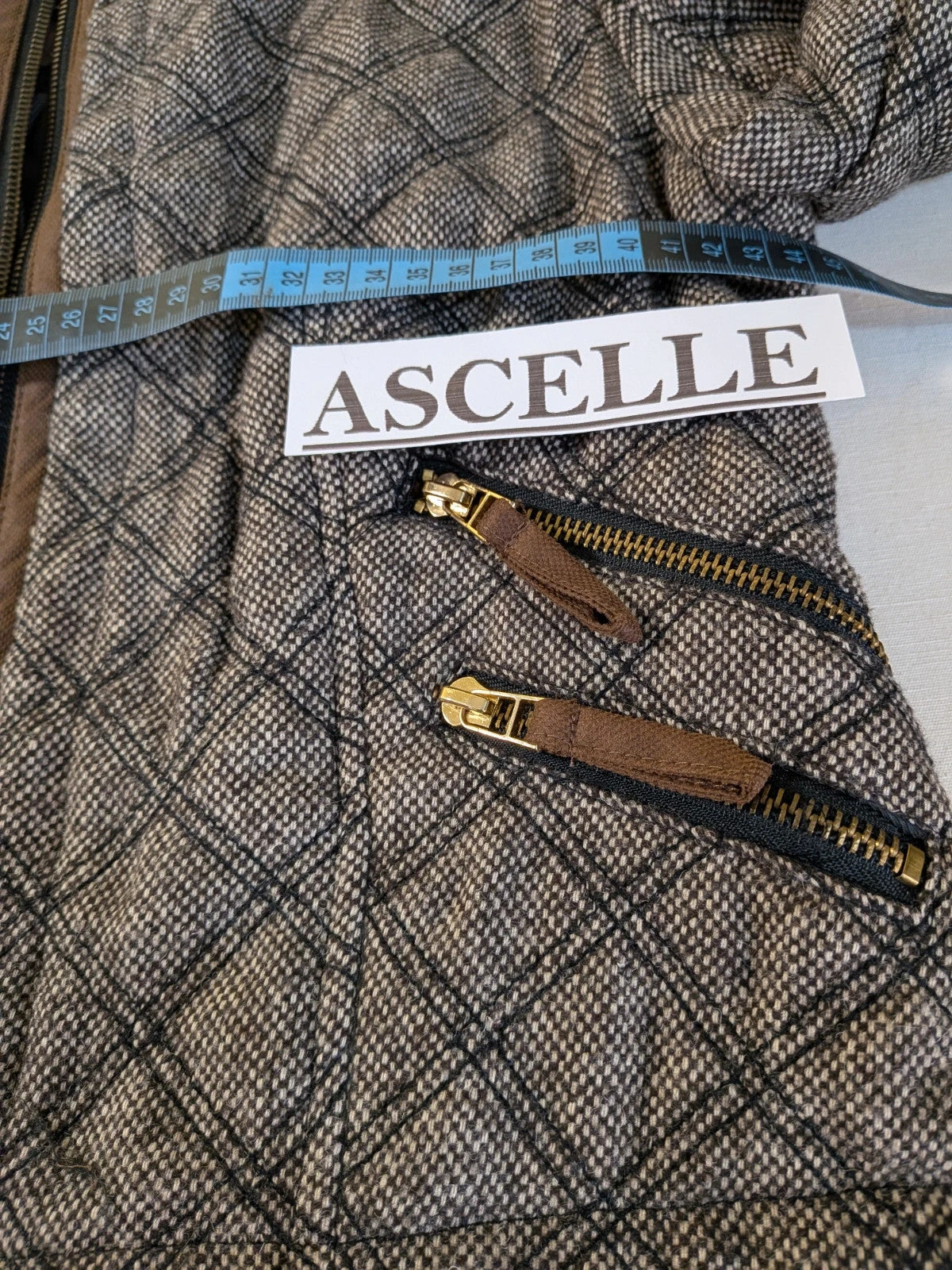 Zara Basic brown pants with flared cut, quilted jacket, gold zipper details.