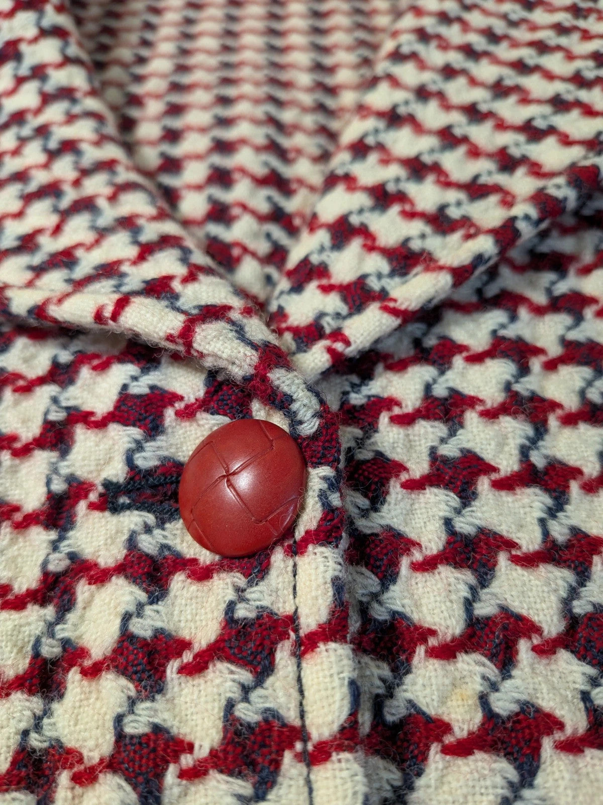 Weekend Max Mara beige and burgundy coat houndstooth pattern with red button closure and classic lapels.