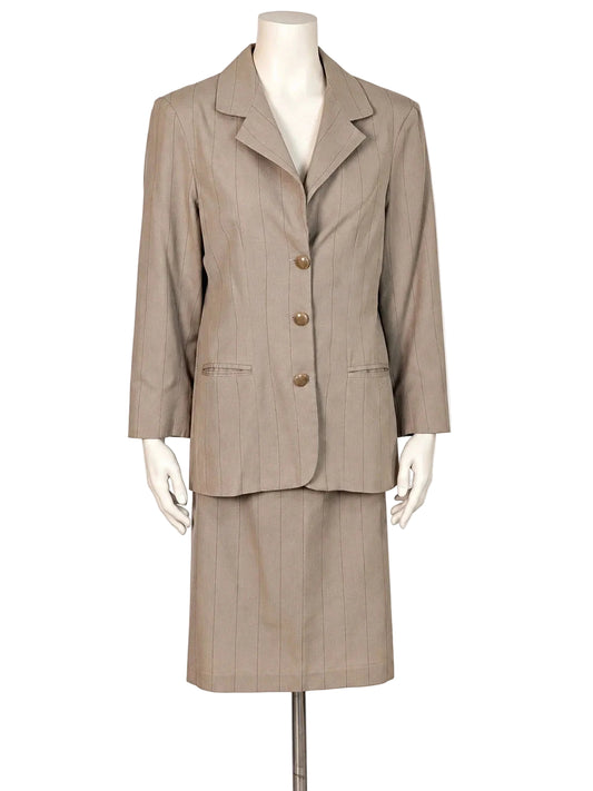 Elegante beige skirt suit with vertical pinstripe pattern, structured jacket and high-waisted pencil skirt.