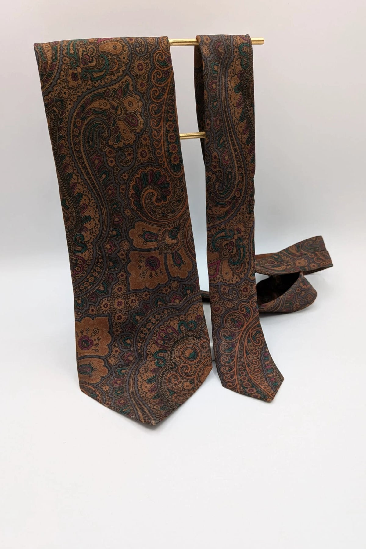 Greenfield brown paisley tie 100% silk with Made in Italy label and rich pattern.