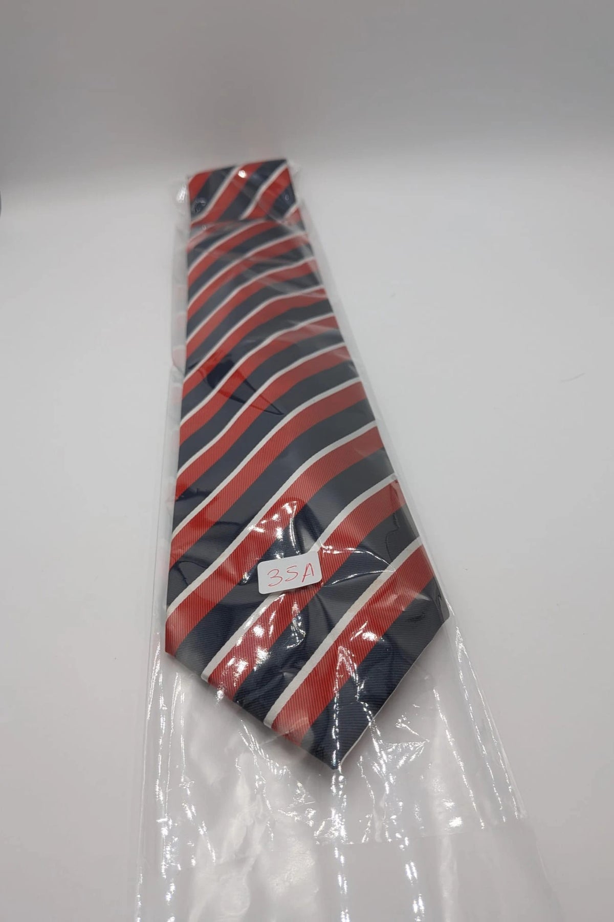 Uomo navy red diagonal striped silk tie with elegant pattern and Made in Italy label.