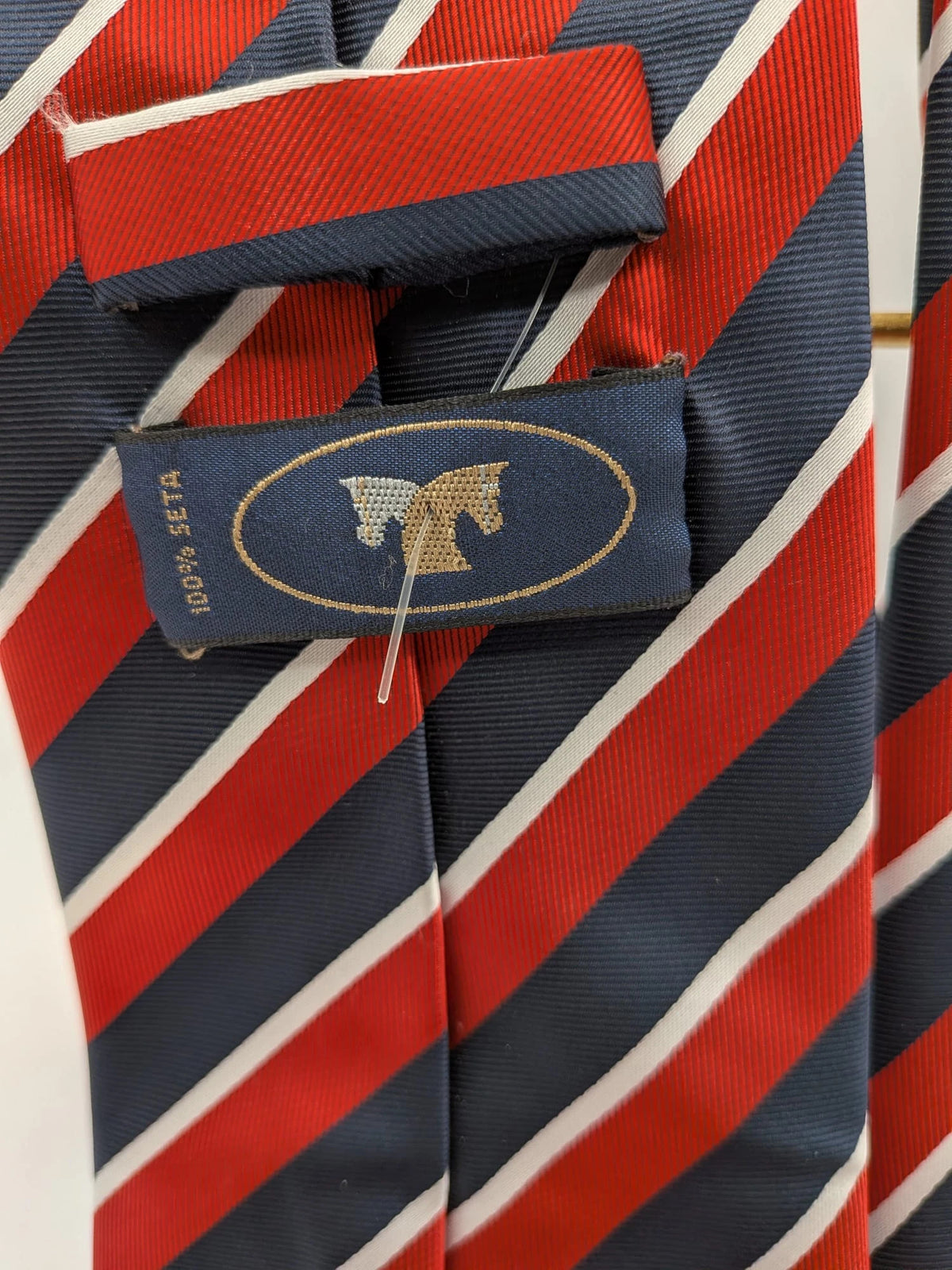 Uomo navy red diagonal striped silk tie with elegant pattern and Made in Italy label.