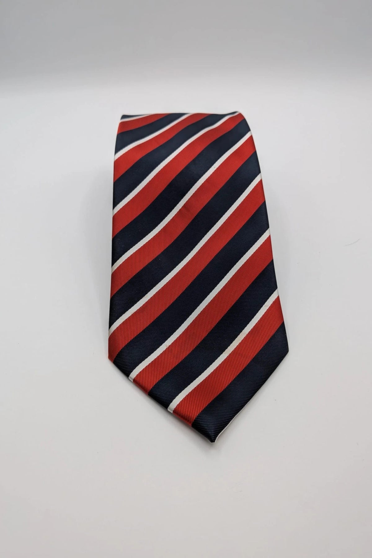 Uomo navy red diagonal striped silk tie with elegant pattern and Made in Italy label.