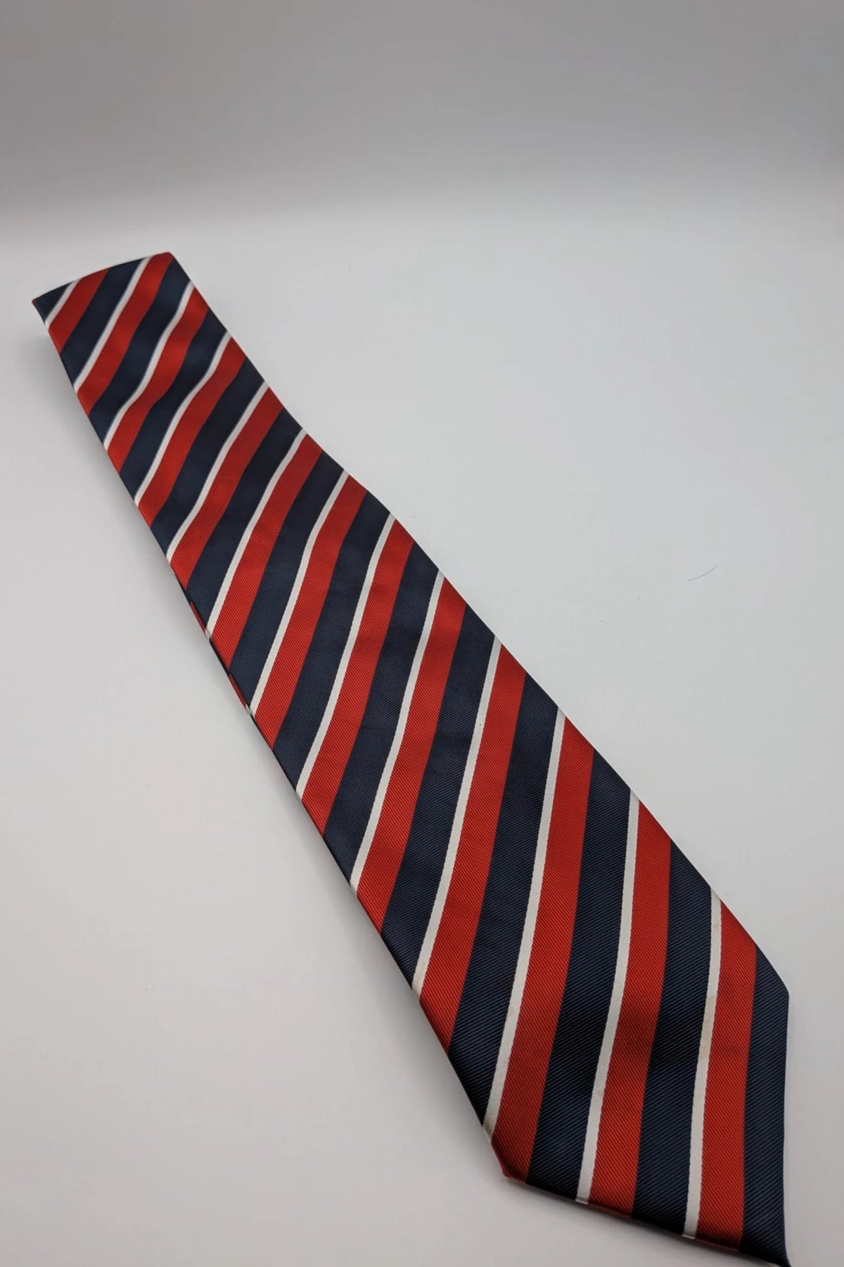 Uomo navy red diagonal striped silk tie with elegant pattern and Made in Italy label.