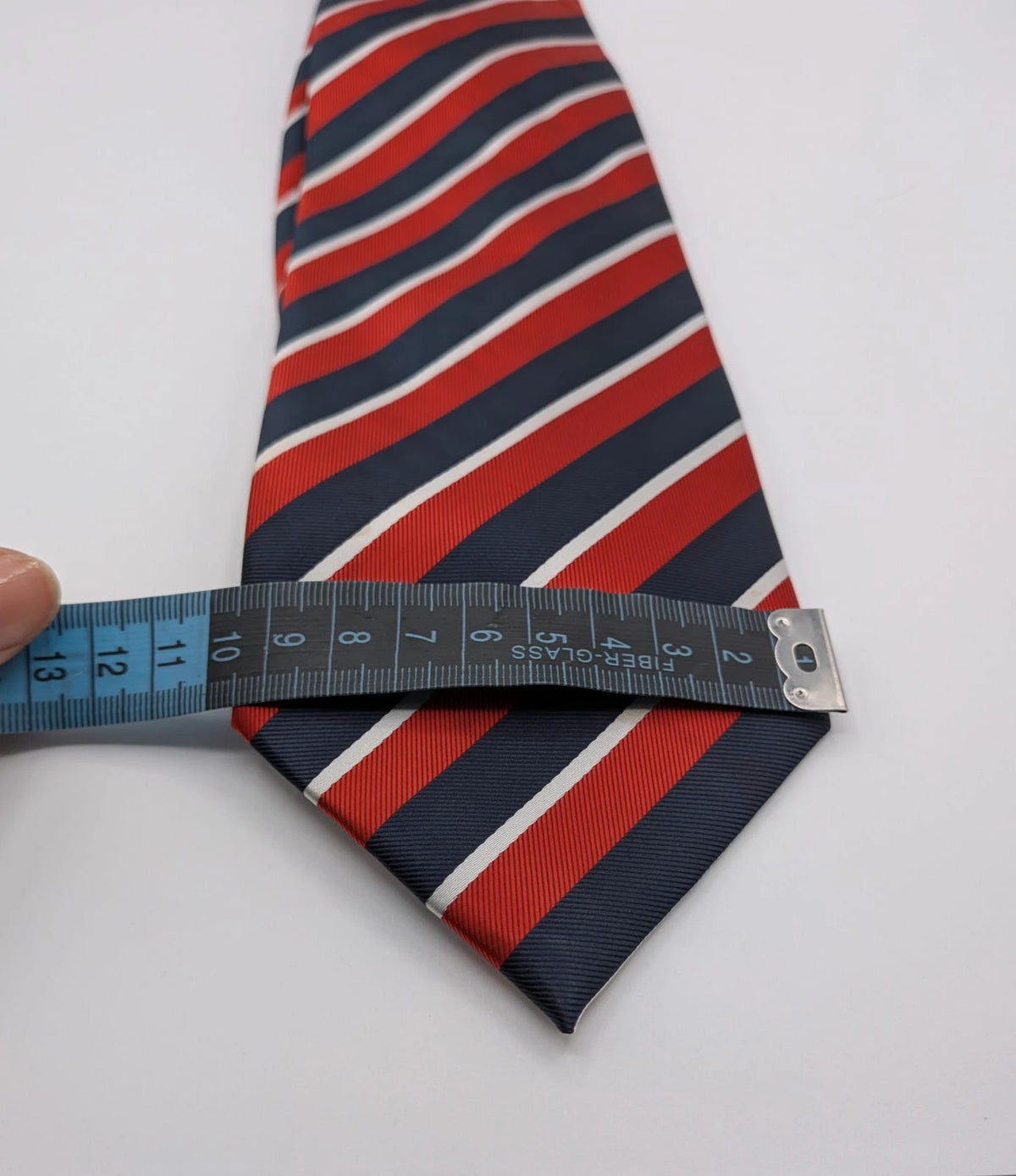 Uomo navy red diagonal striped silk tie with elegant pattern and Made in Italy label.