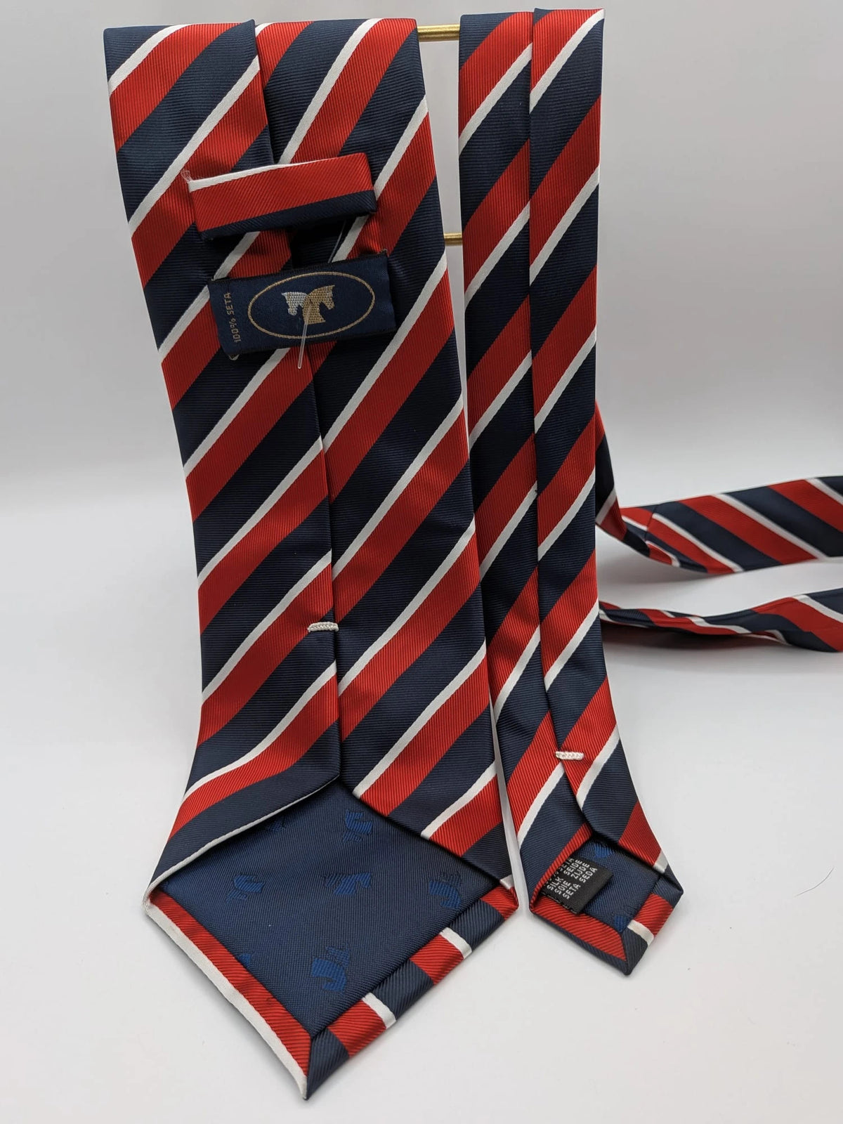 Uomo navy red diagonal striped silk tie with elegant pattern and Made in Italy label.