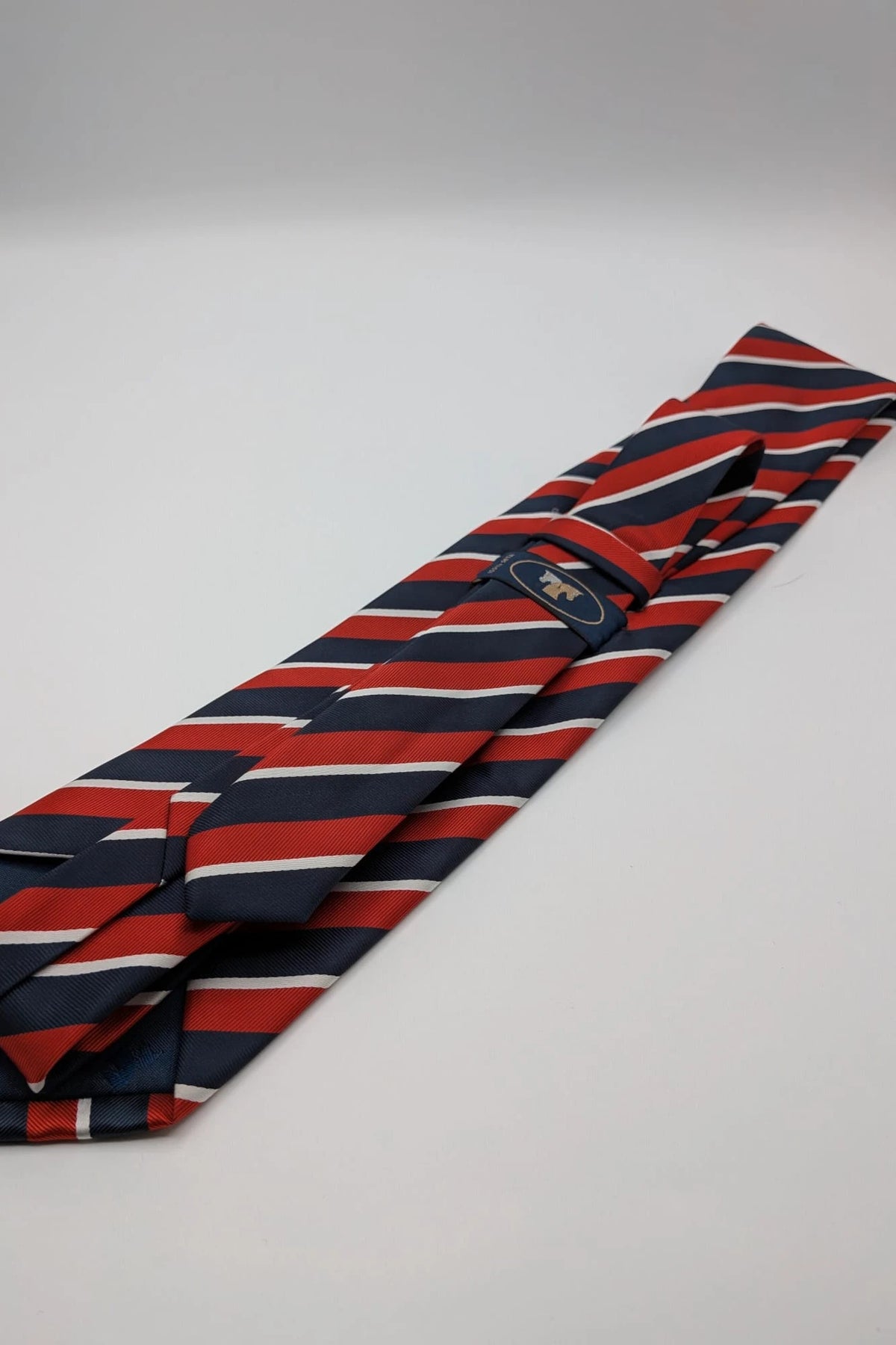 Uomo navy red diagonal striped silk tie with elegant pattern and Made in Italy label.