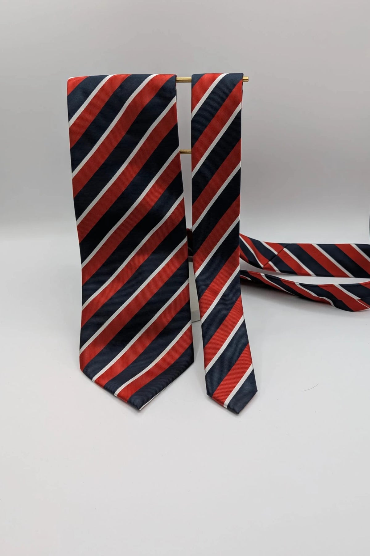 Uomo navy red diagonal striped silk tie with elegant pattern and Made in Italy label.