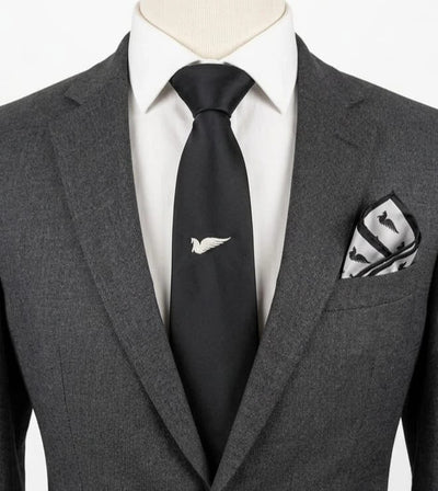 Cravatta uomo nera con logo ricamato – 100% poliestere, Made in Italy