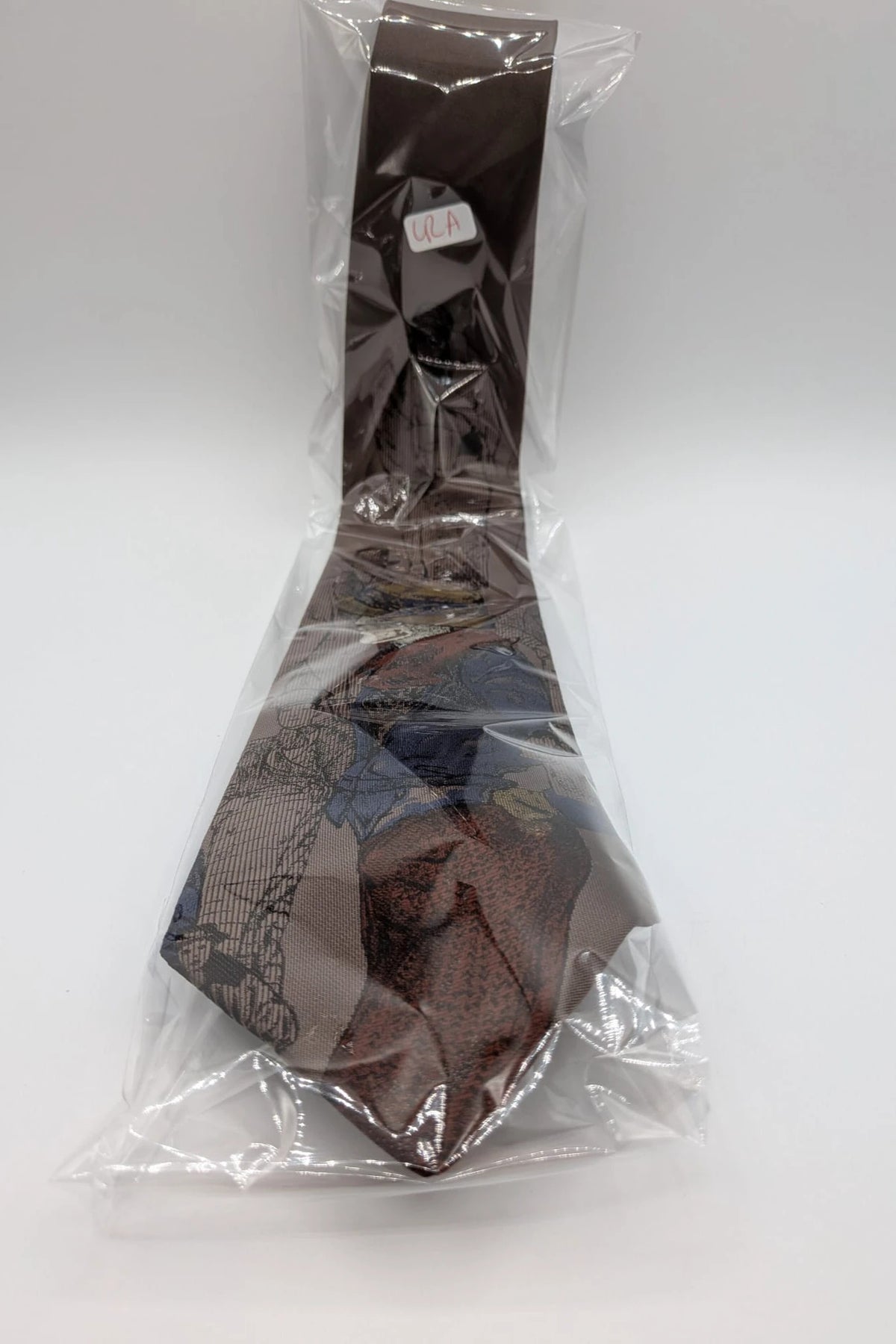 Uomo brown tie vintage illustrated pattern with blue, bordeaux, and ochre details.