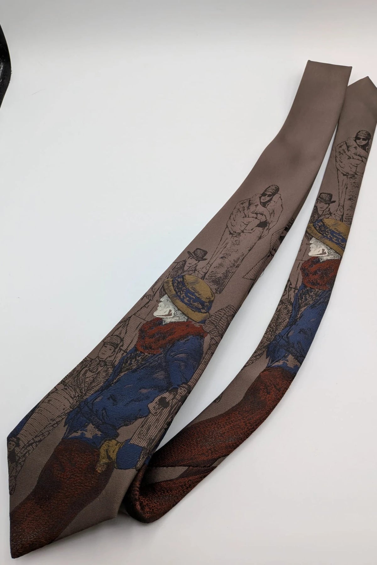 Uomo brown tie vintage illustrated pattern with blue, bordeaux, and ochre details.