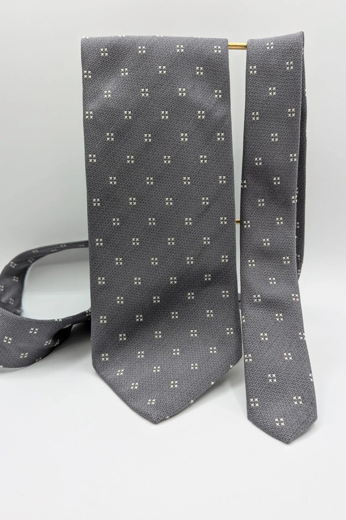 Prochownick grey silk tie with ivory geometric pattern and 8 cm wide blade.
