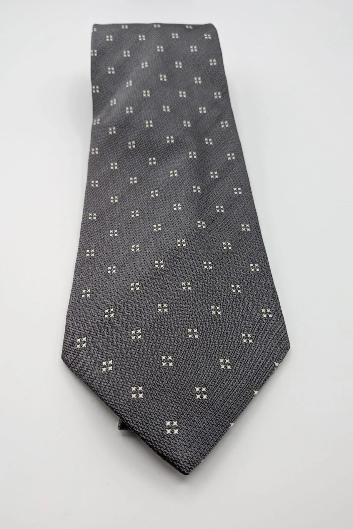 Prochownick grey silk tie with ivory geometric pattern and 8 cm wide blade.