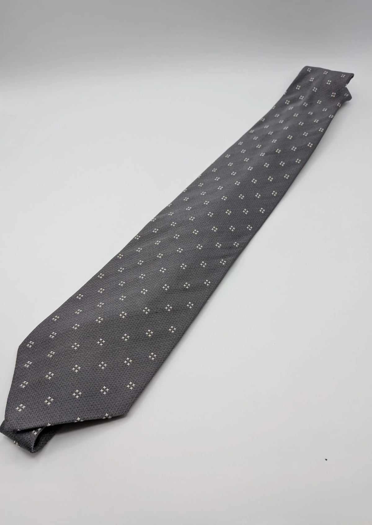 Prochownick grey silk tie with ivory geometric pattern and 8 cm wide blade.