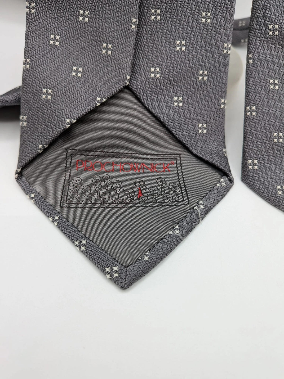 Prochownick grey silk tie with ivory geometric pattern and 8 cm wide blade.