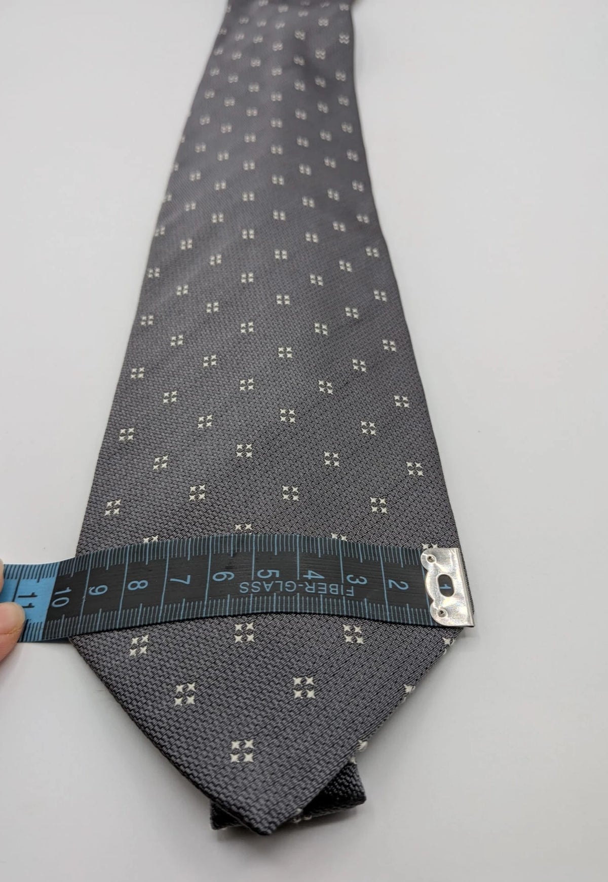 Prochownick grey silk tie with ivory geometric pattern and 8 cm wide blade.
