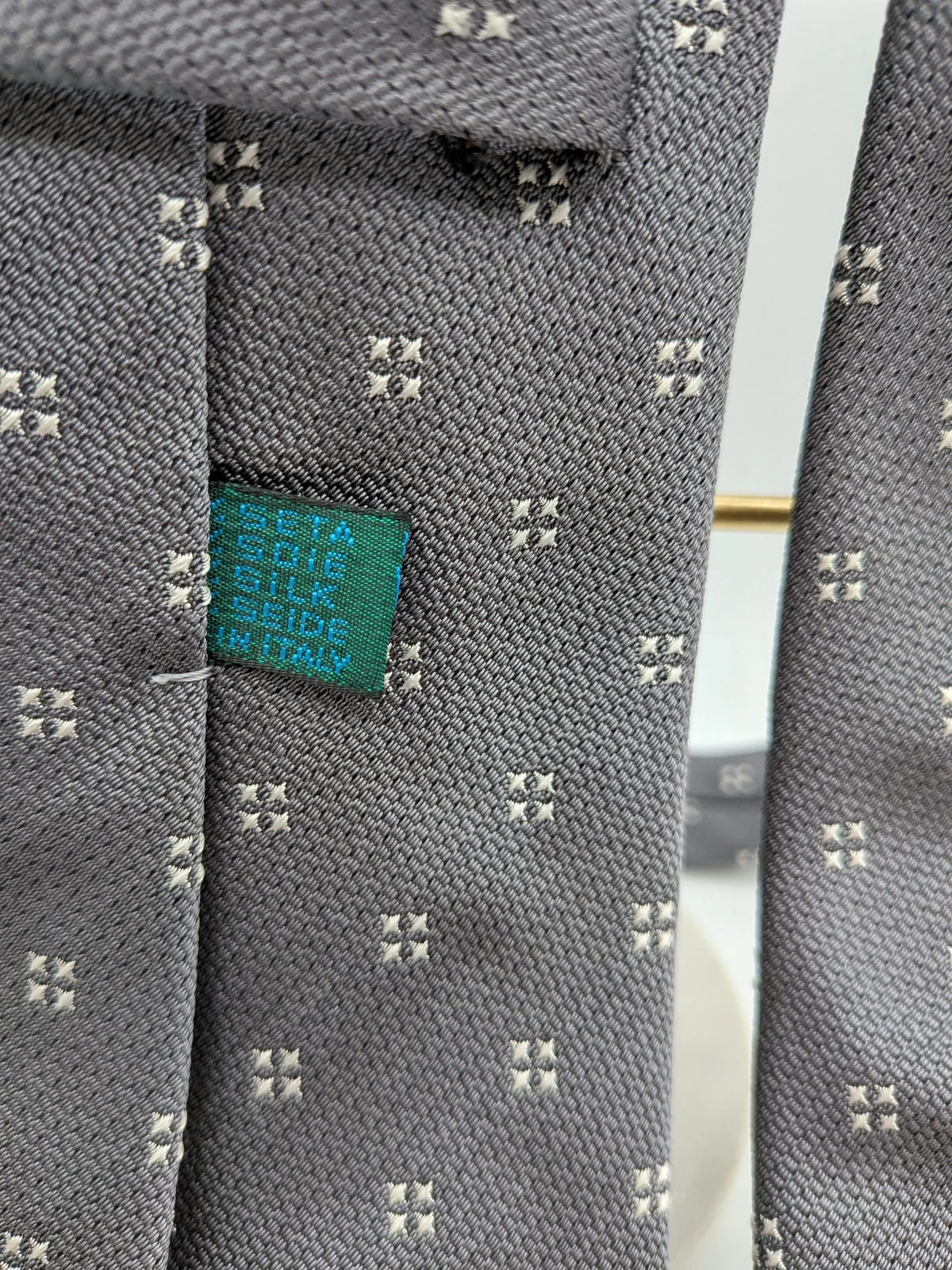 Prochownick grey silk tie with ivory geometric pattern and 8 cm wide blade.