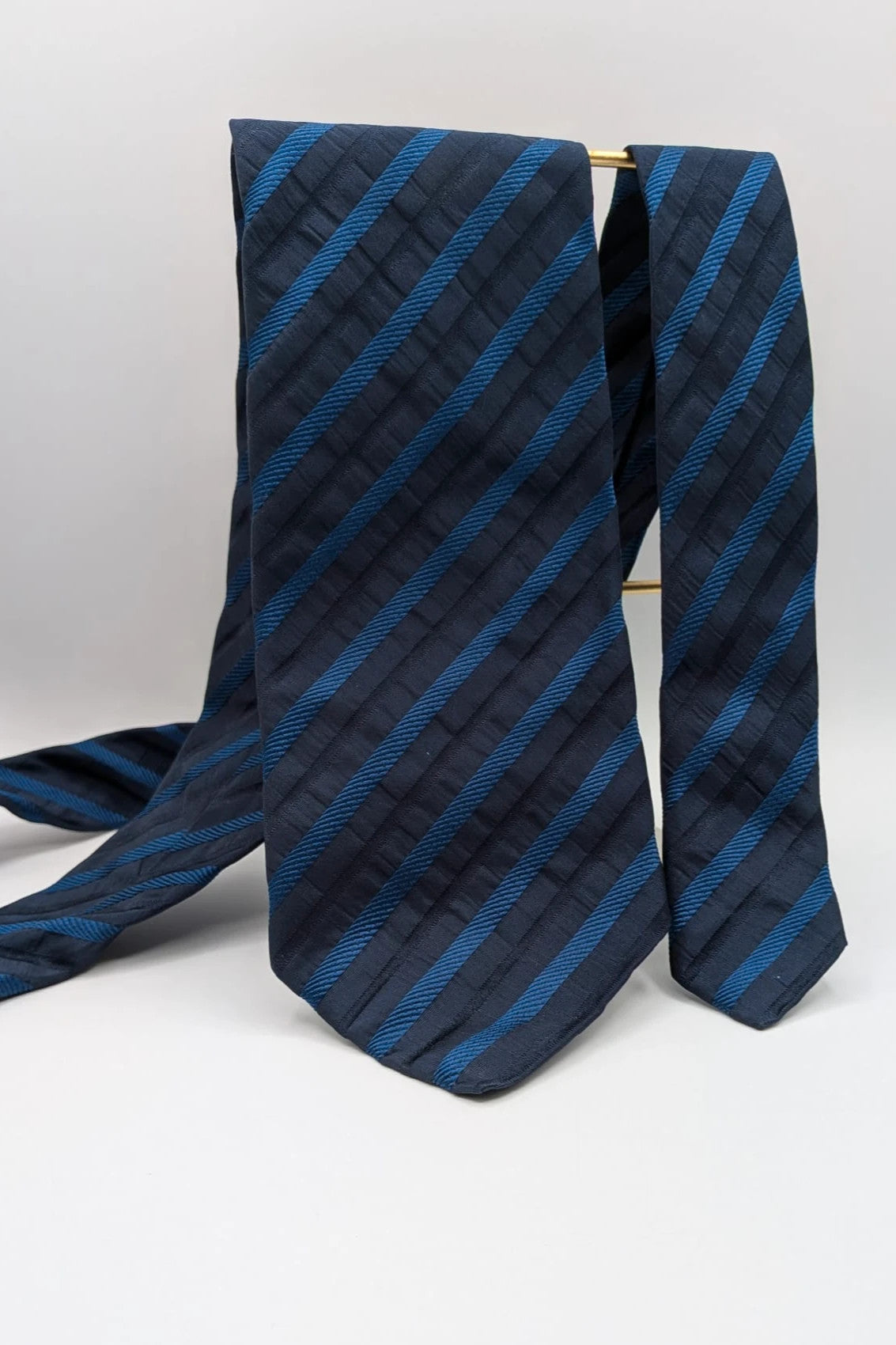 Uomo blue striped tie 100% silk with diagonal light blue and navy stripes.