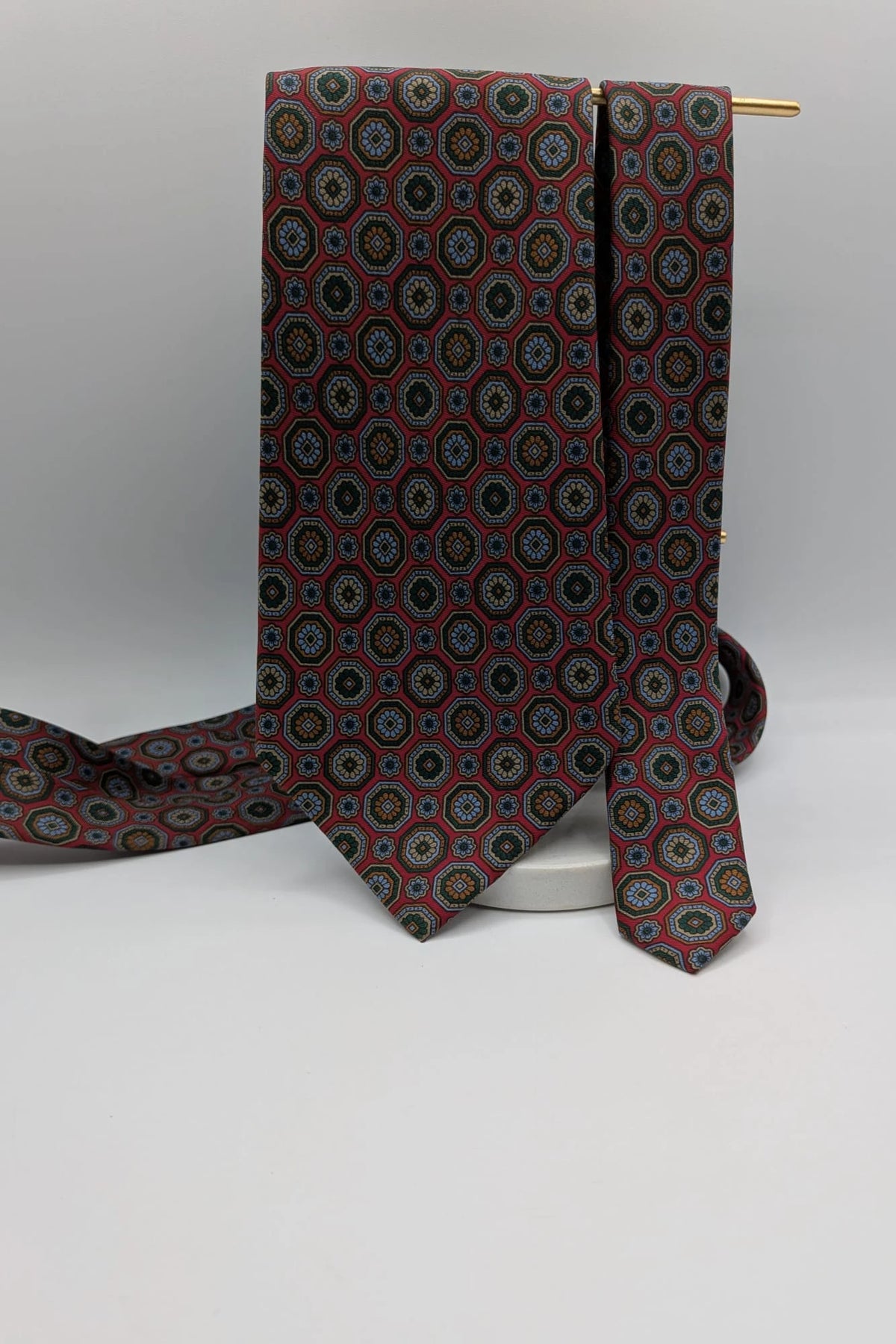 Vintage Dressing burgundy silk tie geometric medallion pattern handmade in Italy