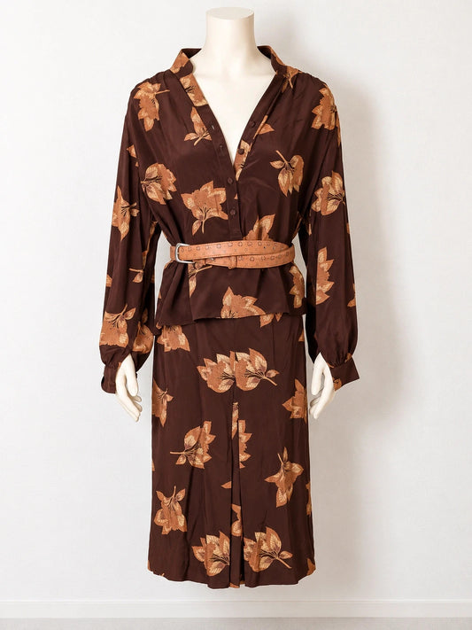 Elegante brown skirt suit with floral pattern, satin finish, and V-neck blouse.