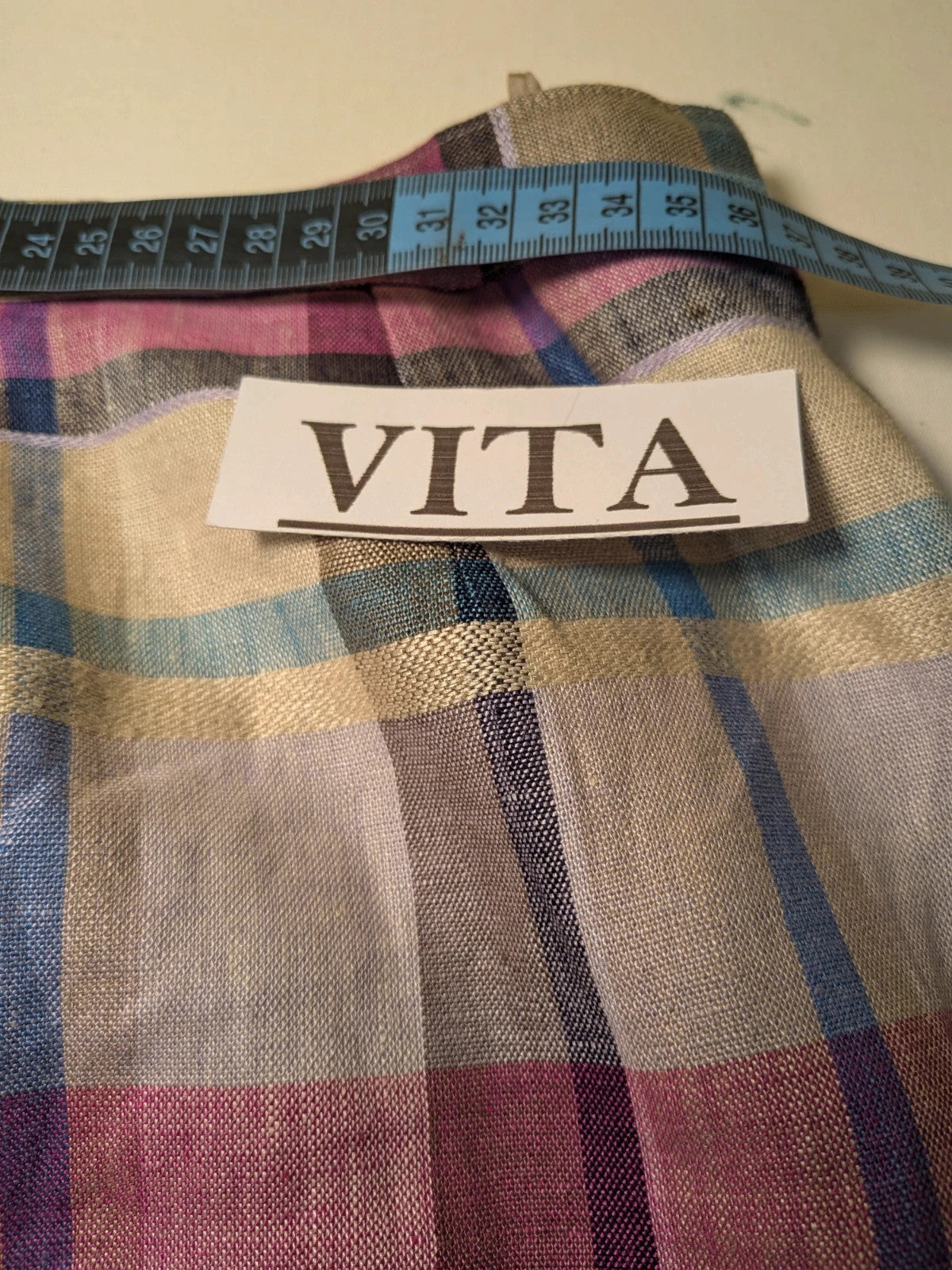 Giacca multi-coloured skirt suit with plaid pattern, three-quarter sleeves, and linen material.