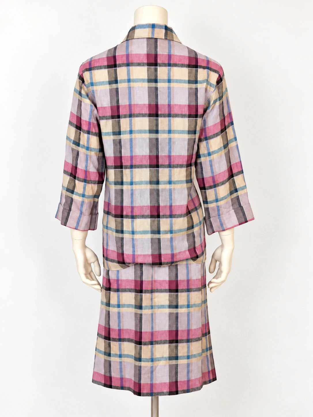 Giacca multi-coloured skirt suit with plaid pattern, three-quarter sleeves, and linen material.